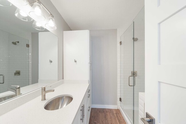Building Photo - Modern 2 Bed, 2 Bath Multiplex in Austin, ...