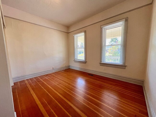 Building Photo - Charming Clinton Neighborhood Home 2 Bed 2 Bath — Close to Downtown & Division Street!