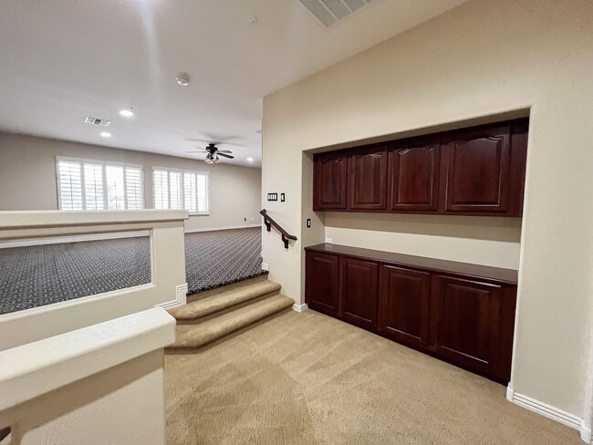 Building Photo - Stunning 5 bed/ 3.5 Bath in Pleasant Valley