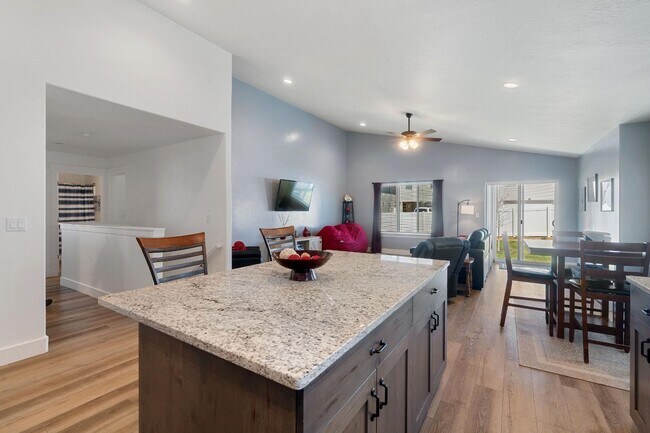 Building Photo - 1841 E Magnolia Cir