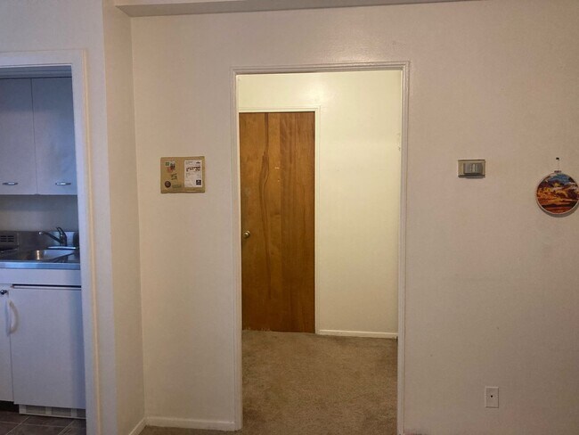 Building Photo - Studio Walking Distance to the University of Utah!
