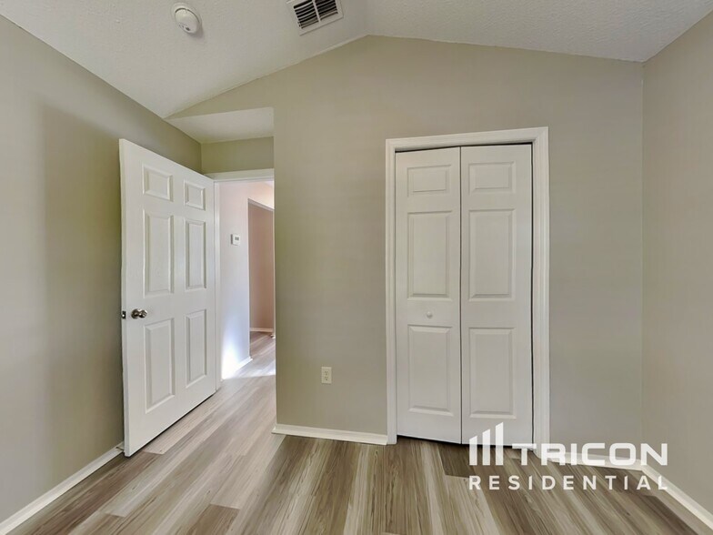 Building Photo - 2118 Deerfield Dr