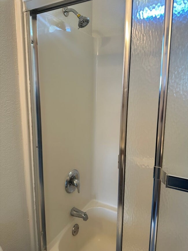 Building Photo - Freshly updated 3 bedroom 2 bathroom duple...
