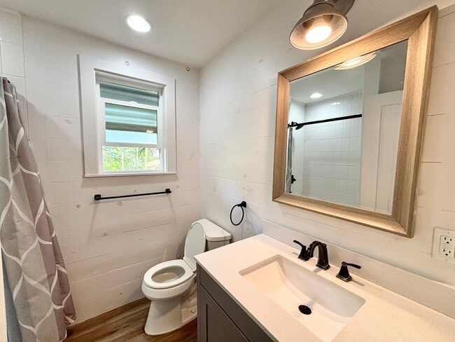 Building Photo - Available Now! 3 BED, 2 BATH HOME w/ UTILI...