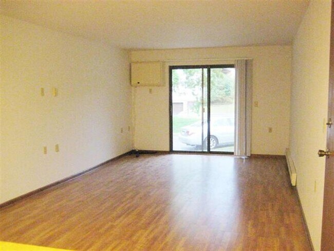 Building Photo - Spacious 2 bed 1 bathroom Condominium