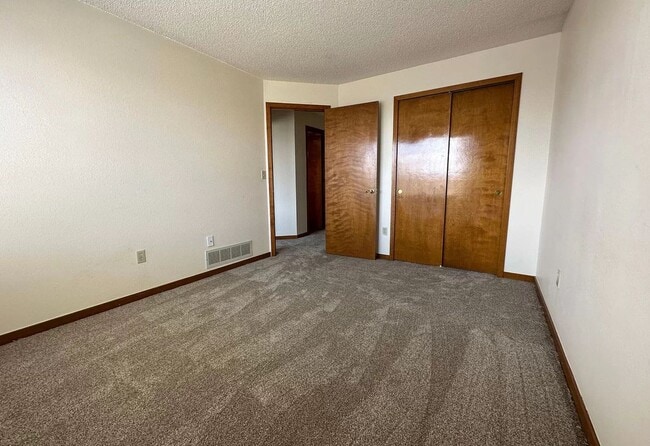 Building Photo - Finished Basement!