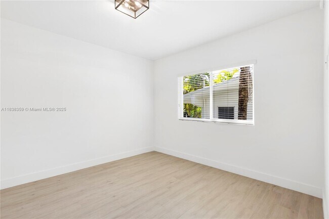Building Photo - 624 Santander Ave