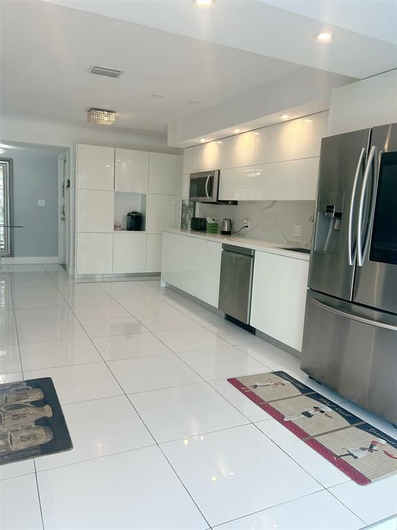 Building Photo - 3051 NE 47th Ct