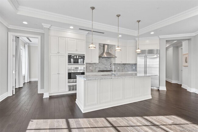 Building Photo - 5000 Royal Ct