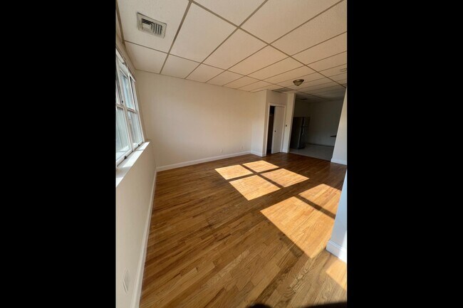 Building Photo - 308 Maple Ave