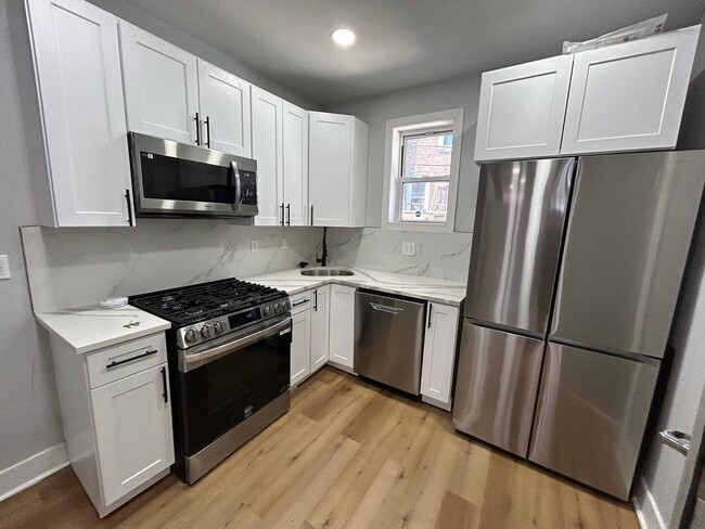 Building Photo - 3 bedroom 1 bath house available in South ...