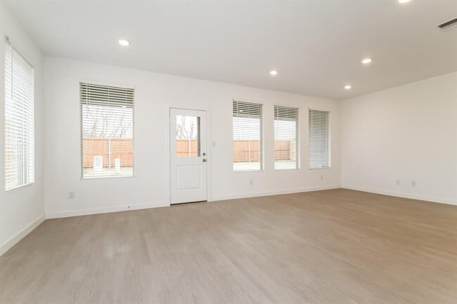 Building Photo - 1908 Ponderosa Pne Ln