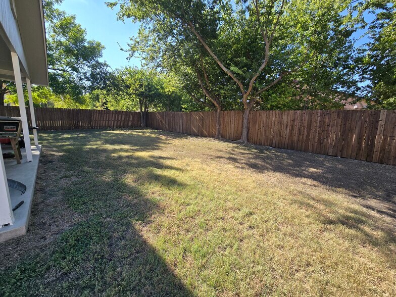 Building Photo - 3213 Honeysuckle Dr