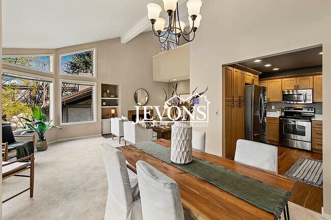 Building Photo - Top-floor 2-level condo with brand-new kit...