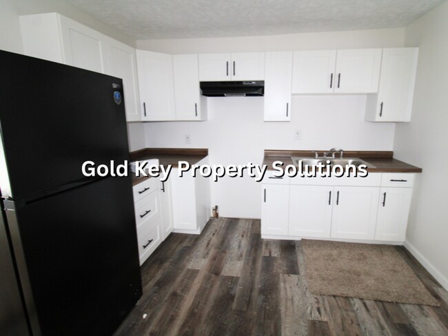 Building Photo - MUNCIE 3 BR 1 BA House with Garage and Covered Porch (SECTION 8 APPROVED)