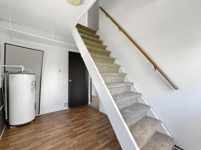 Building Photo - 3044 Hickory Grove Ave