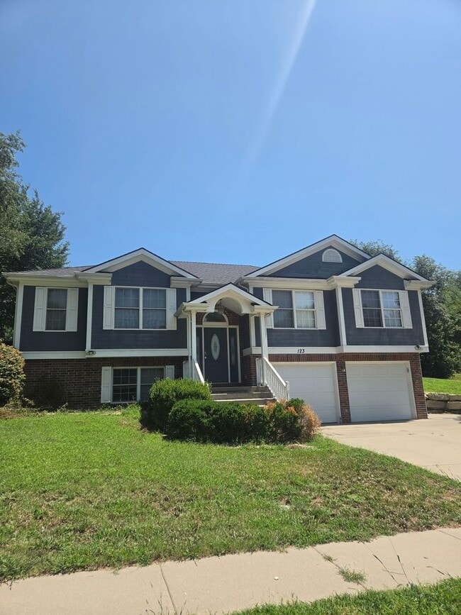 Building Photo - Large 4 Bedroom 3 Bath Single Family