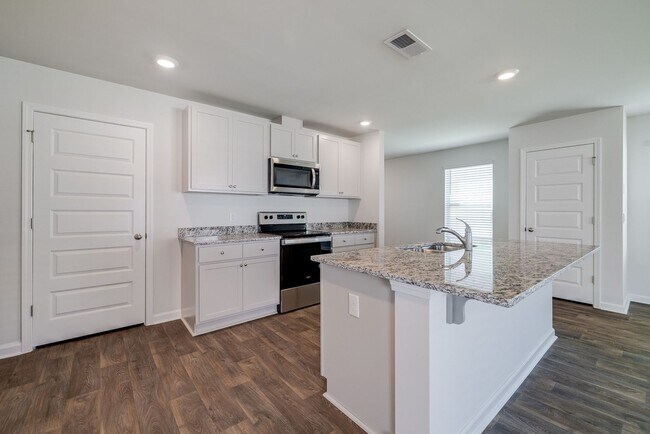 Building Photo - Spacious 4-Bedroom Home in Sought-After Lo...