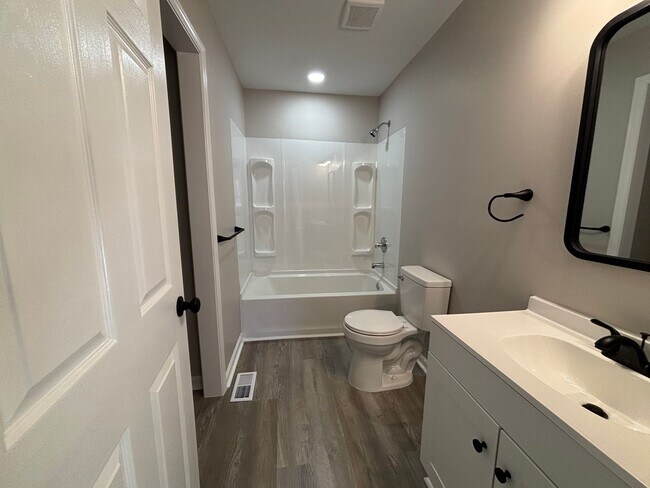 Building Photo - Beautifully Renovated 3BR / 2BA Bungalow in Gastonia