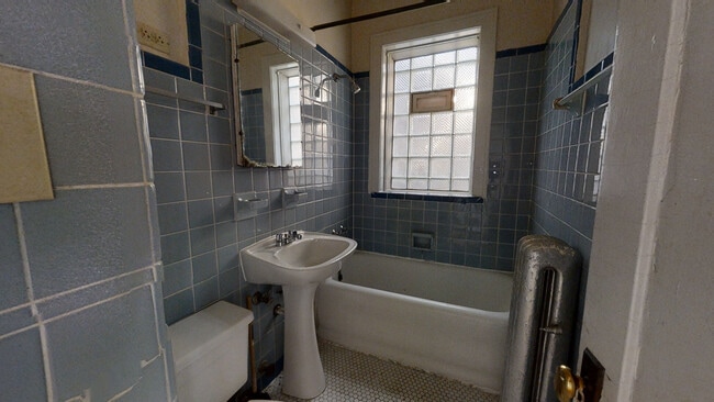 Building Photo - 822 Reba-3N