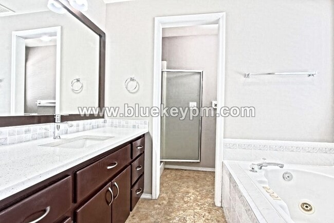 Building Photo - 4 Bed, 2 Bath Home in Well Established Nei...