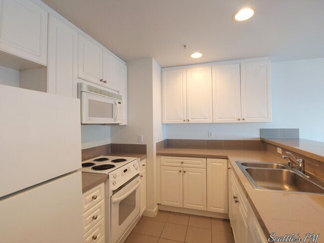 Building Photo - "Urban Living at Its Best: Spacious 2-Bedroom Retreat with Scenic Views!"