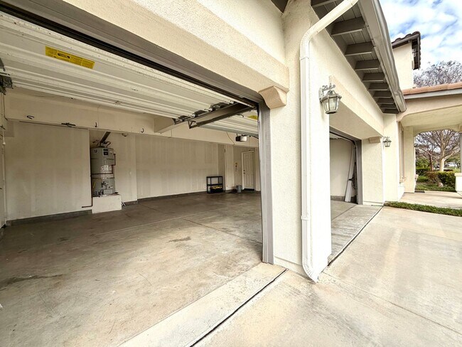 Building Photo - Spacious 5 Bedroom Wolf Creek Home with Balcony, Loft & Secondary Kitchen