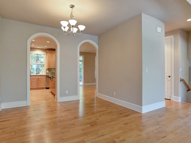 Building Photo - Pristine Spacious 3 Bedroom Lake Oswego Townhome | Skylights, High Ceilings, and Mt. Park Trails ...