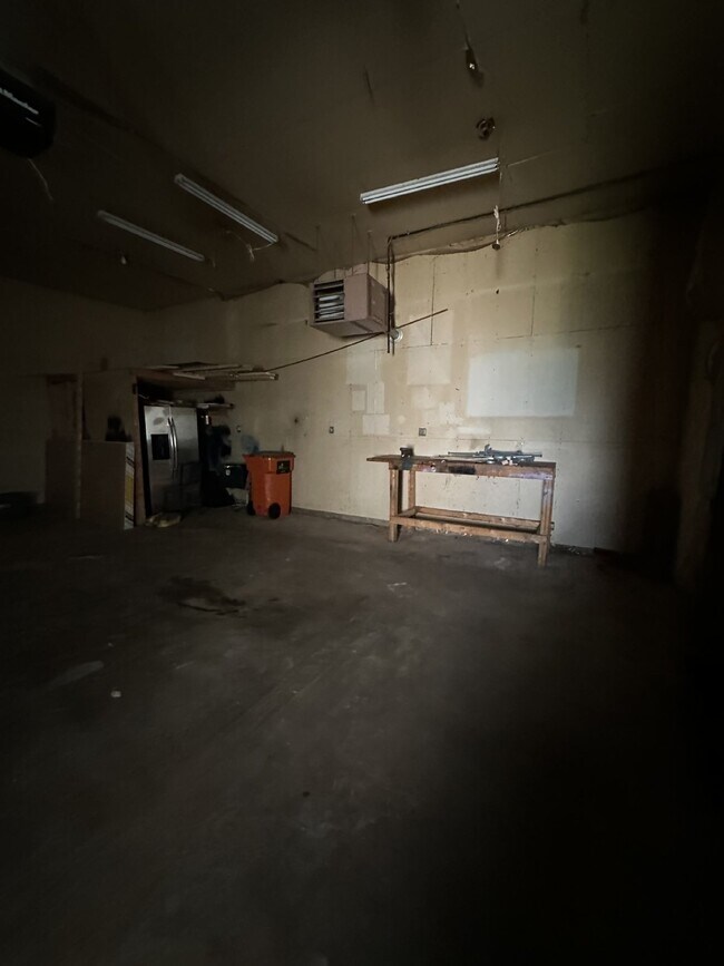 Building Photo - 3 bed 1 bath close to Water St. and UWEC! ...