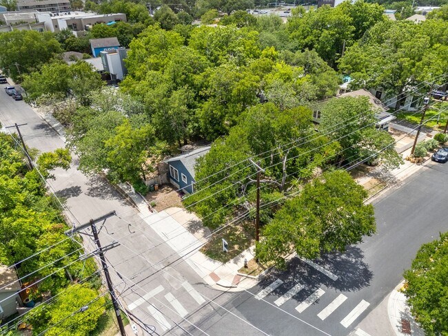 Building Photo - 2102 Brackenridge St