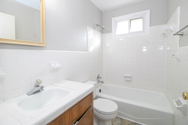 Building Photo - 1436 McCan Dr