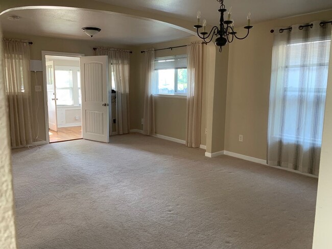 Building Photo - 4 Bedroom Duplex