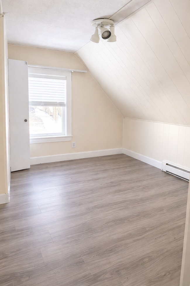 Building Photo - Cozy Milford Single Family – 3 Beds, Laundry, Parking!