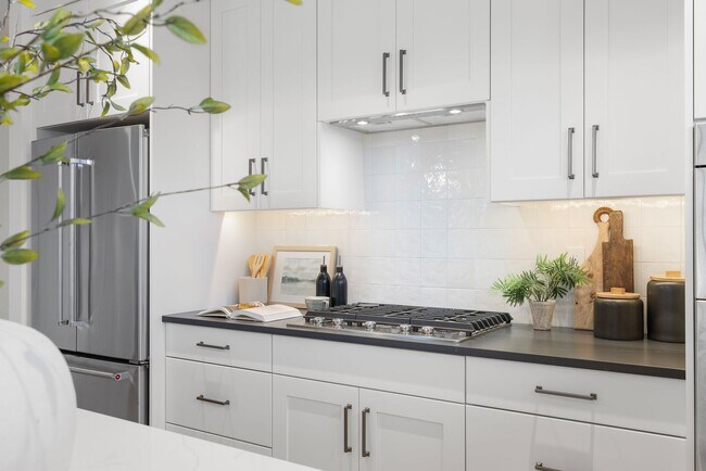 Building Photo - Brand New Luxury Duplex-Top of the line finishes & walking distance to The Village.