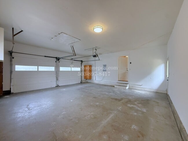 Building Photo - 980 NW Wallula Ave