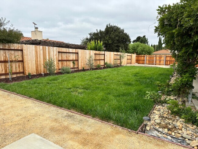 Building Photo - 475 Heritage Ln