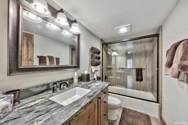 Building Photo - Beautiful pet friendly home with amazing views and private boat dock avail. Now! W/ lots of extra...