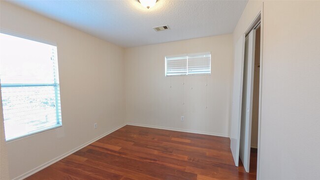 Building Photo - 2843 Oakland Brook St