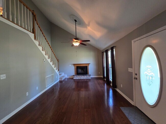Building Photo - MOVE-IN SPECIAL!! $250 OFF First Month