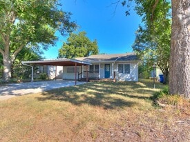 Building Photo - 703 Dakota St