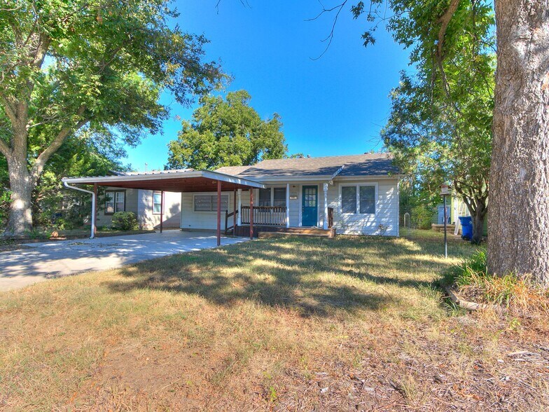 Primary Photo - 703 Dakota St