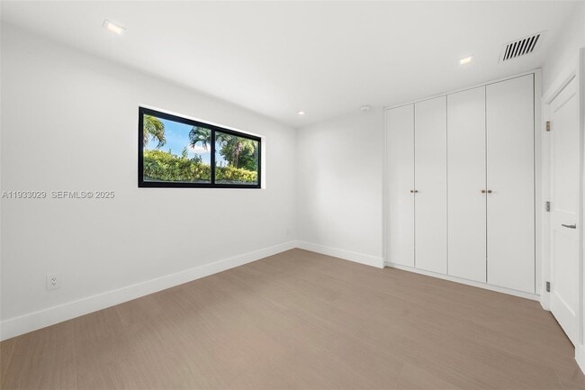 Building Photo - 10945 SW 75th Ct