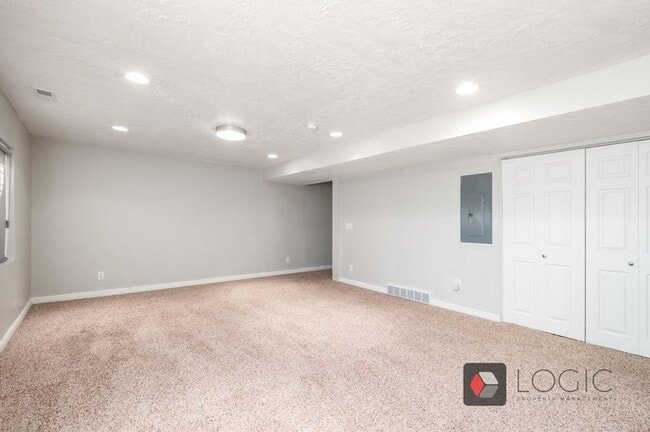 Building Photo - Stunning Row End Townhome In Excellent Loc...