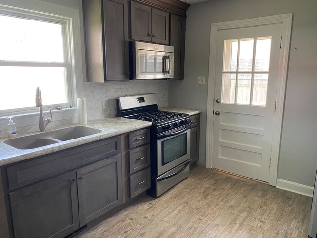 Building Photo - 1931 Cherokee Dr