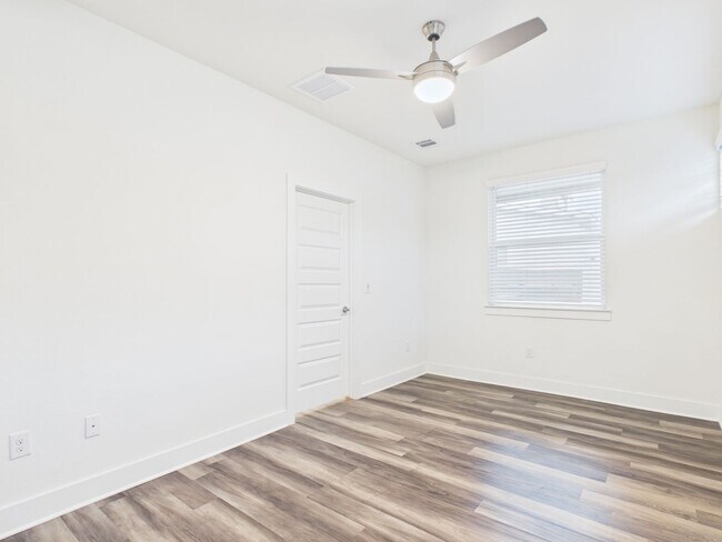 Building Photo - 6102 Caddie St