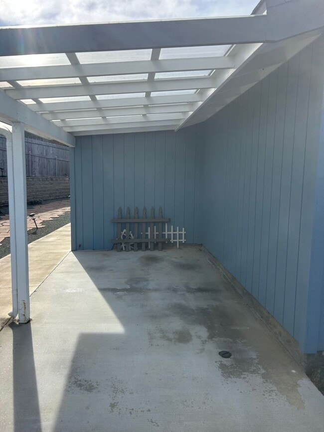 Building Photo - Large one bedroom with ocean views