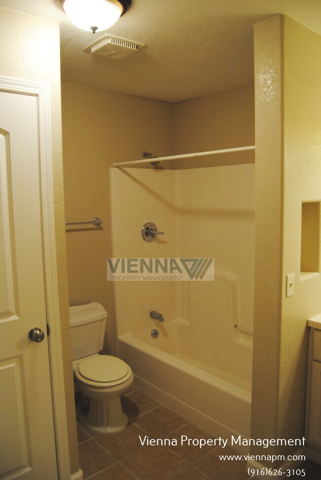 Building Photo - Fair Oaks Condo