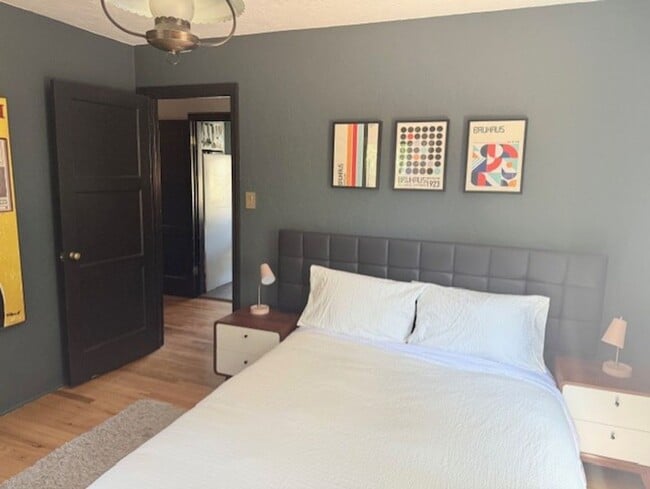 Building Photo - Furnished 3 Bedroom Downtown Home On Corne...