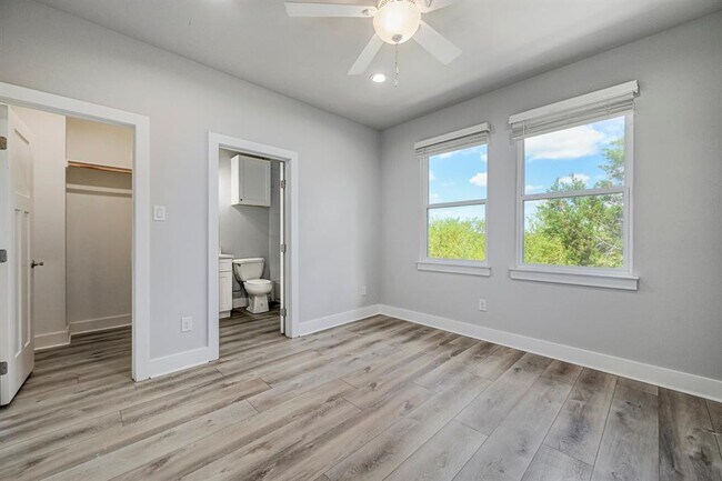 Building Photo - 340 Shady Bluff Dr