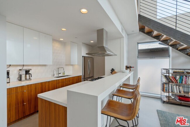 Building Photo - 611 N Bronson Ave